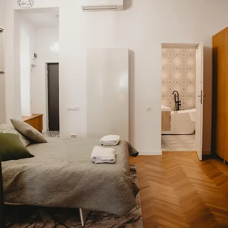 Heart Of The 아파트 *